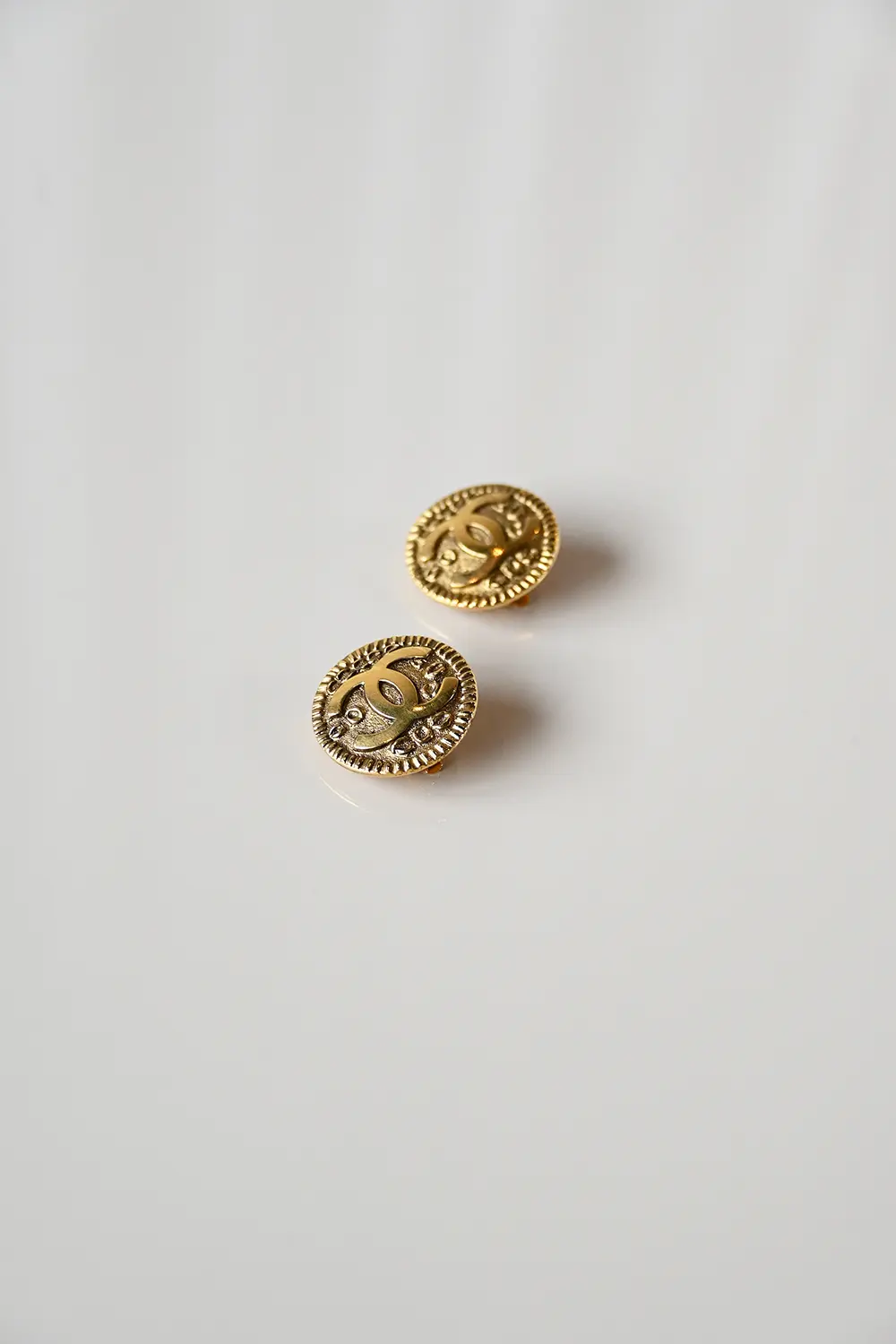 Chanel Round CC Clip-on Earrings | 97P